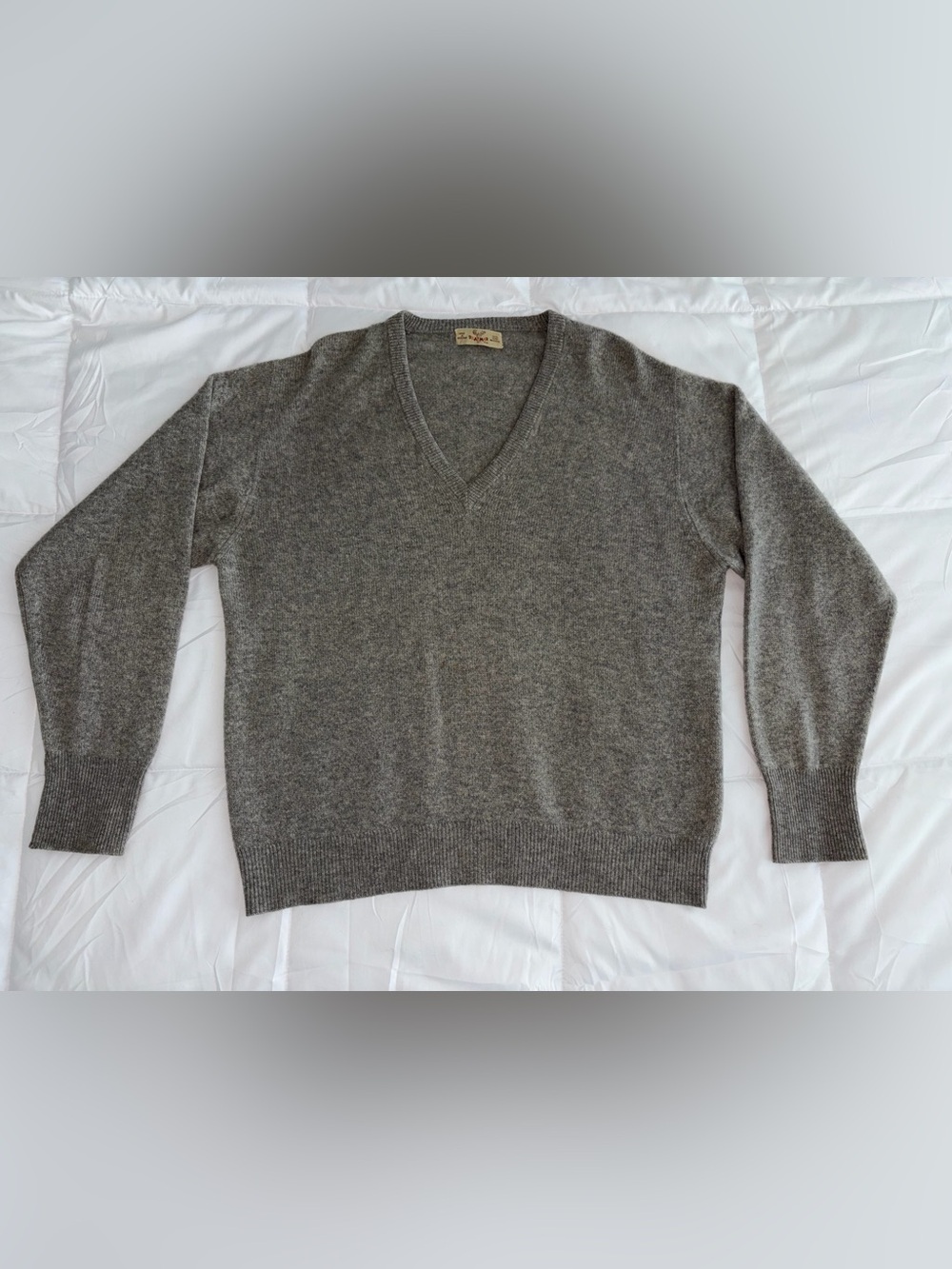 Braemar Cashmere sweater men M/L gray V-neck Scotland Vintage 44 chest Classic